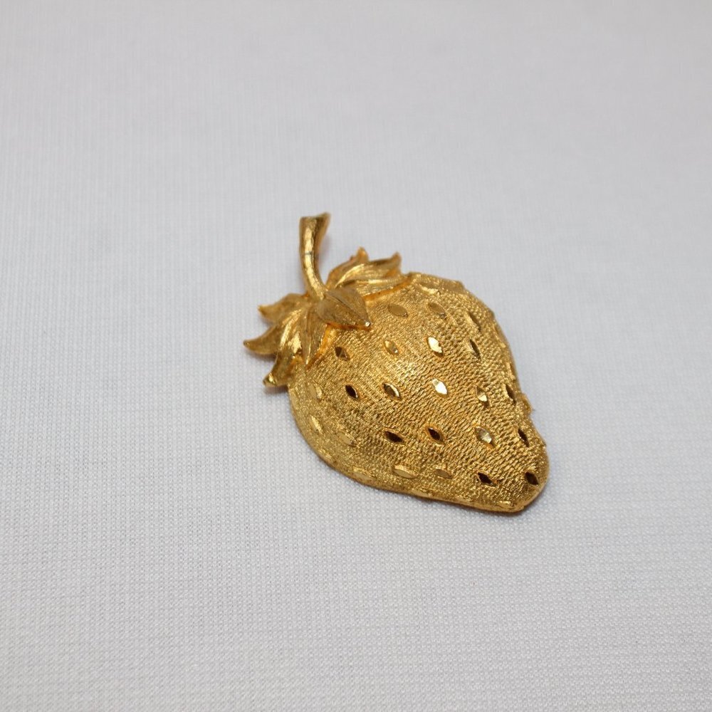 Vintage 60’s Mamselle Gold Tone Strawberry Brooch - Picture 5 of 10